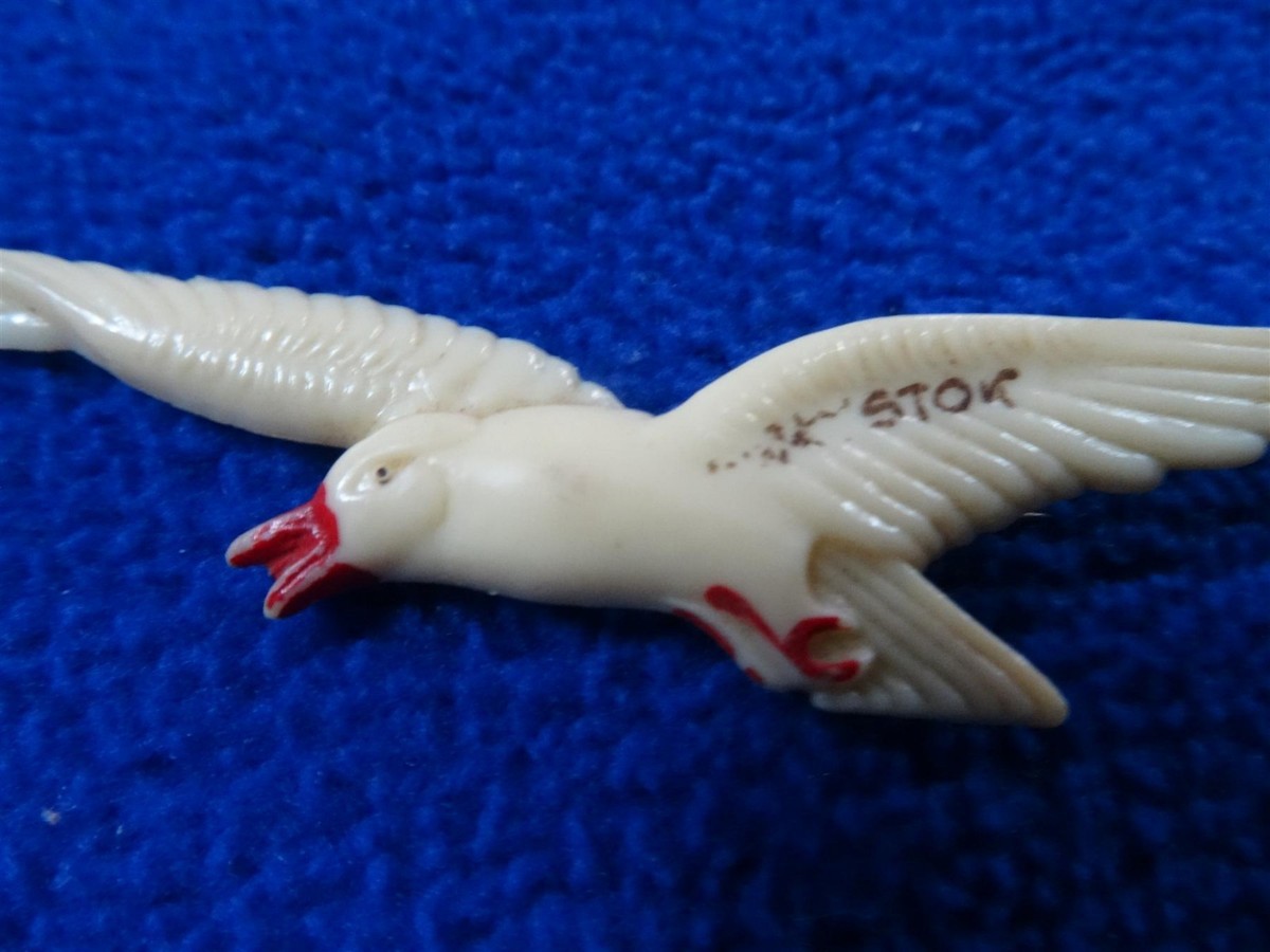 Broche Vintage Années 1940 - Mouette En Vol En Celluloïd Noir - Bijou Ancien Oiseau - Occasion