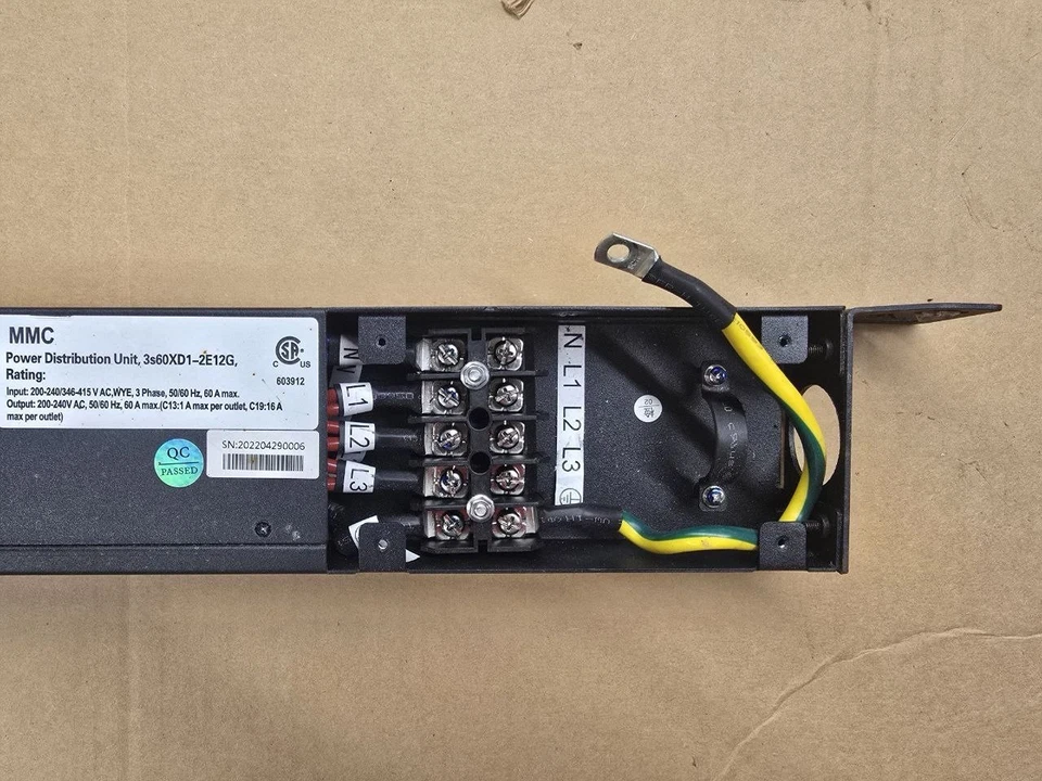 PDU 3S60XD1-2E12G (12xC19, 2xC13) 3 fases WYE Foto 3 de 4