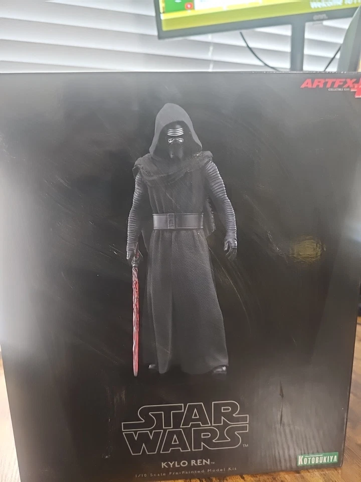 Star Wars Kylo Ren Kotobukiya 1:10 Scale Pre-Painted Model Kit NEW IN BOX  - Image 2 of 4