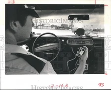 1983 Press Photo Houston Officer John McClelland demos new radar gun in his car