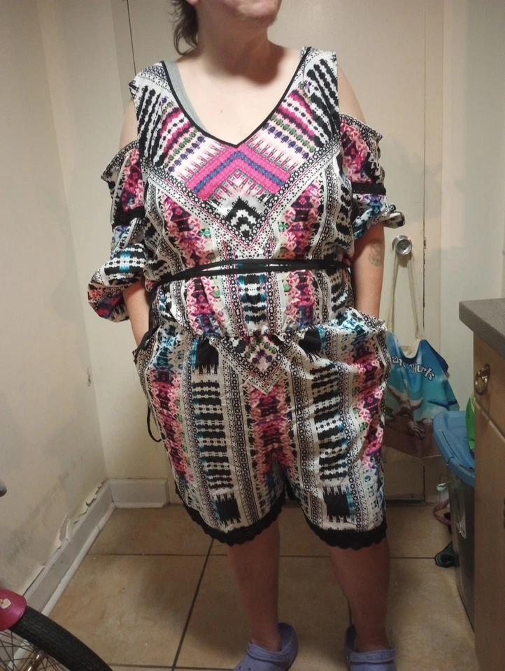 Bisou Bisou Caleidoscopio Mameluco de Hombro Frío con Borde de Encaje y Bolsillos! 3X reg $80 Foto 2 de 4