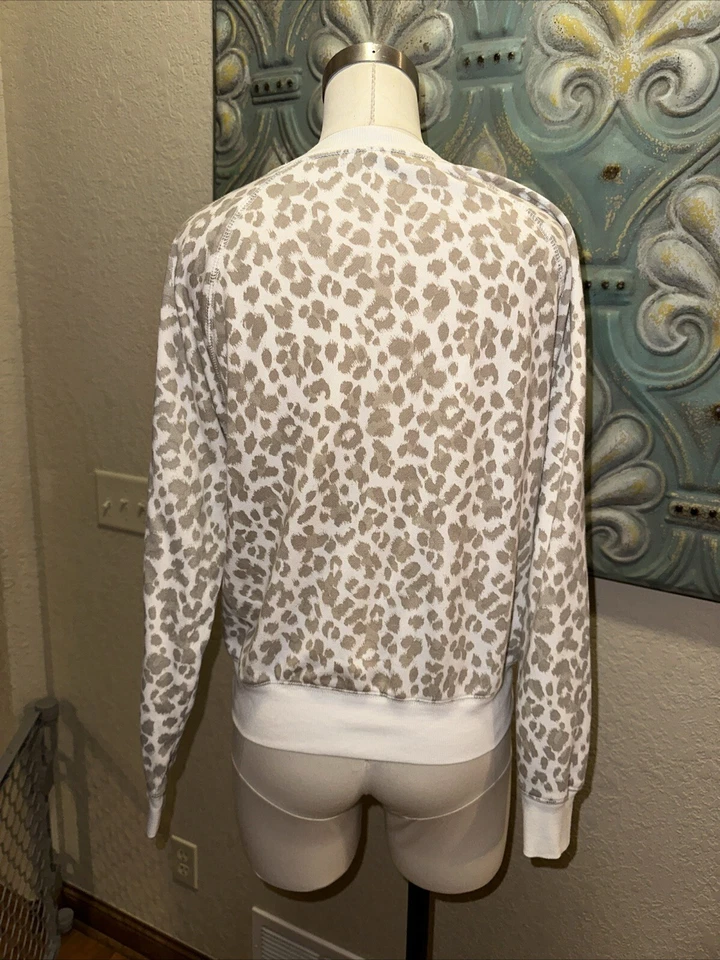 Sudadera para mujer Old Navy Vintage cuello redondo, beige estampado de leopardo, talla XS Foto 3 de 4