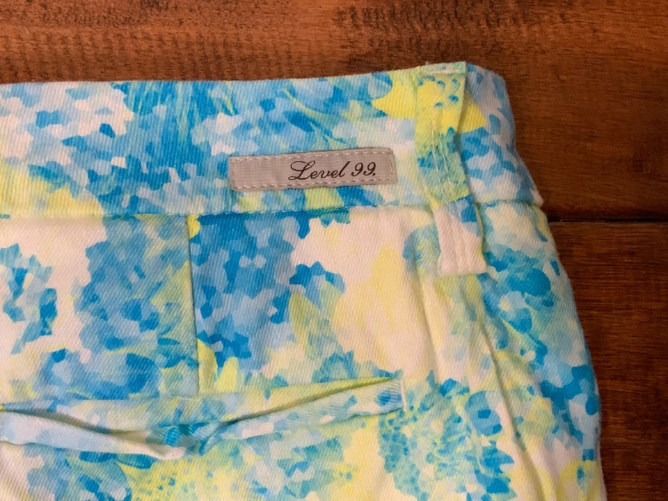 Pantalones Cortos Level 99 Azul, Blanco y Amarillo Floral Frente Plano, Talla 28 Foto 4 de 4