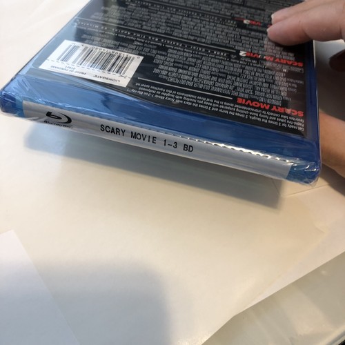 Scary Movie 1-3 Blu-ray Triple Feature Unopened - Foto 5 di 6