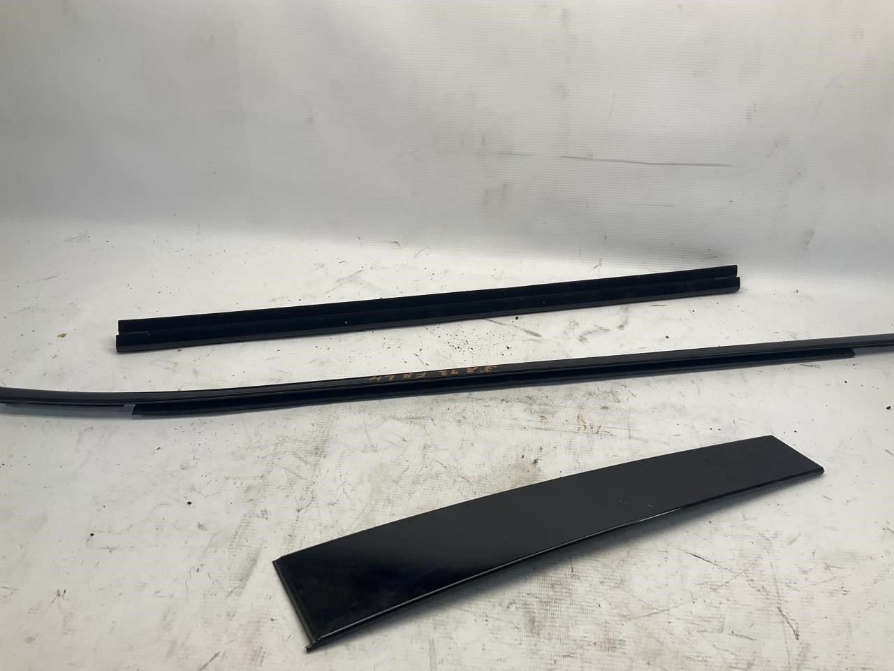 17-26 Chrysler Pacifica Exterior Front Left Door B Pillar & Belt Molding Q
