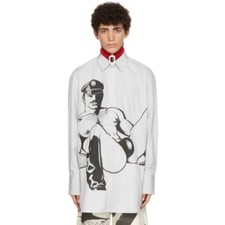 Camicia JW Anderson x Tom of Finland oversize con bottoni e stampa grafica.