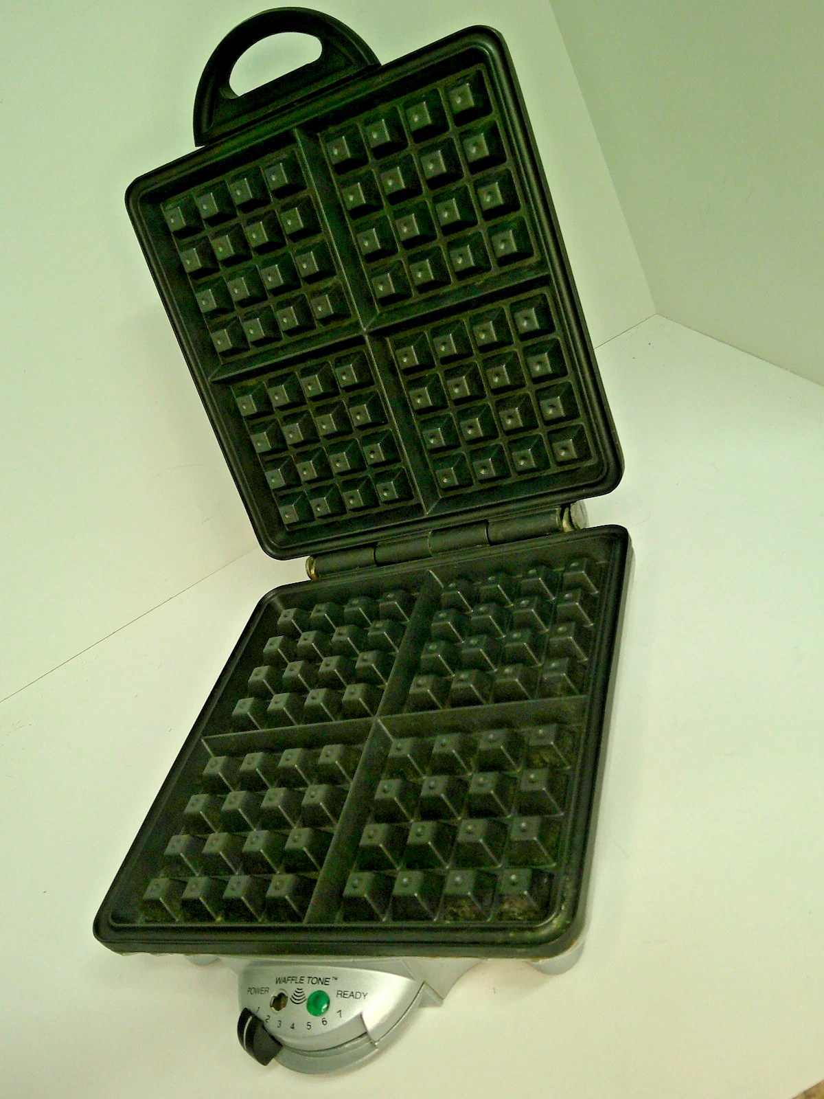 Vintage VillaWare Waffle Maker Model 2001 UNO Belgian Waffler 4-SQ Chrome WORKS