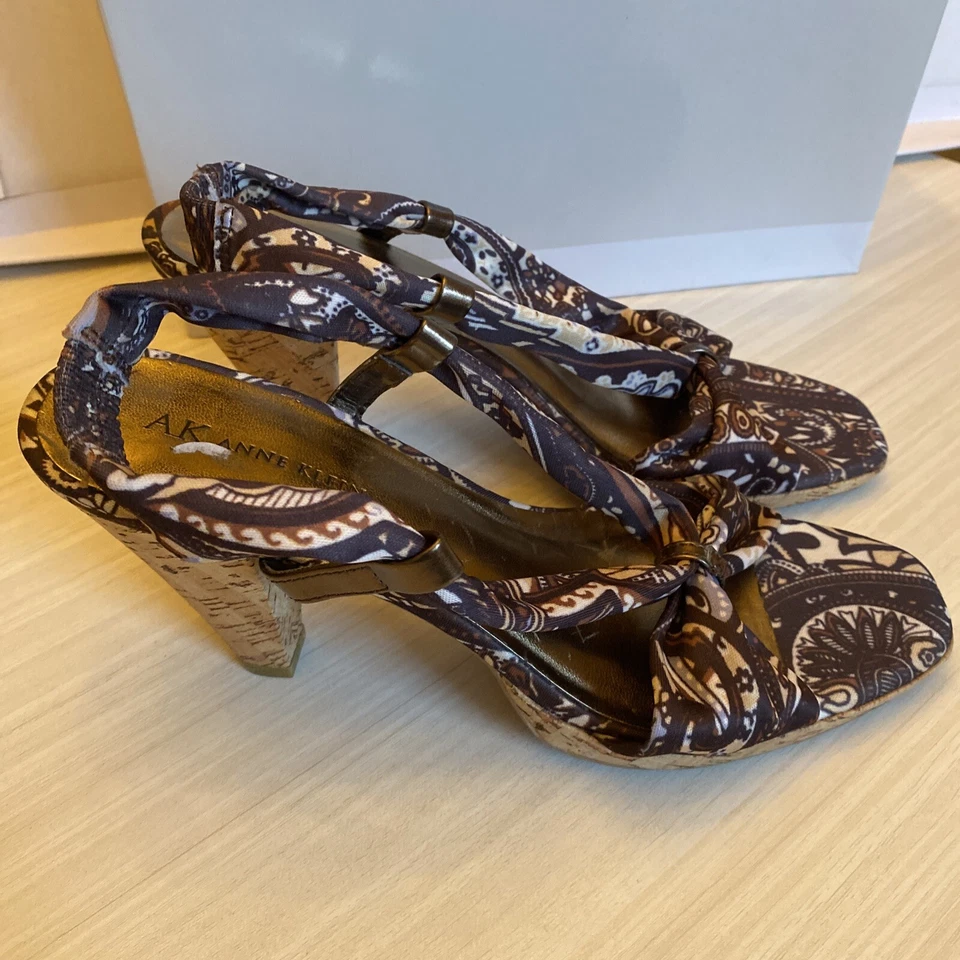 Sandalias de tacón de corcho Anne Klein talla 8,5 con estampado paisley. Foto 2 de 4