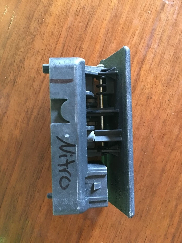 Guantera Dodge Nitro manija cierre guantera NEGRO 07 08 09 10 usada guantera lat Foto 2 de 4