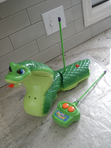 VINTAGE FISHER PRICE SLITHERING JAKE RC REMOTE CONTROL WORKS (MISSING BACK) - 第 1/5 張圖片