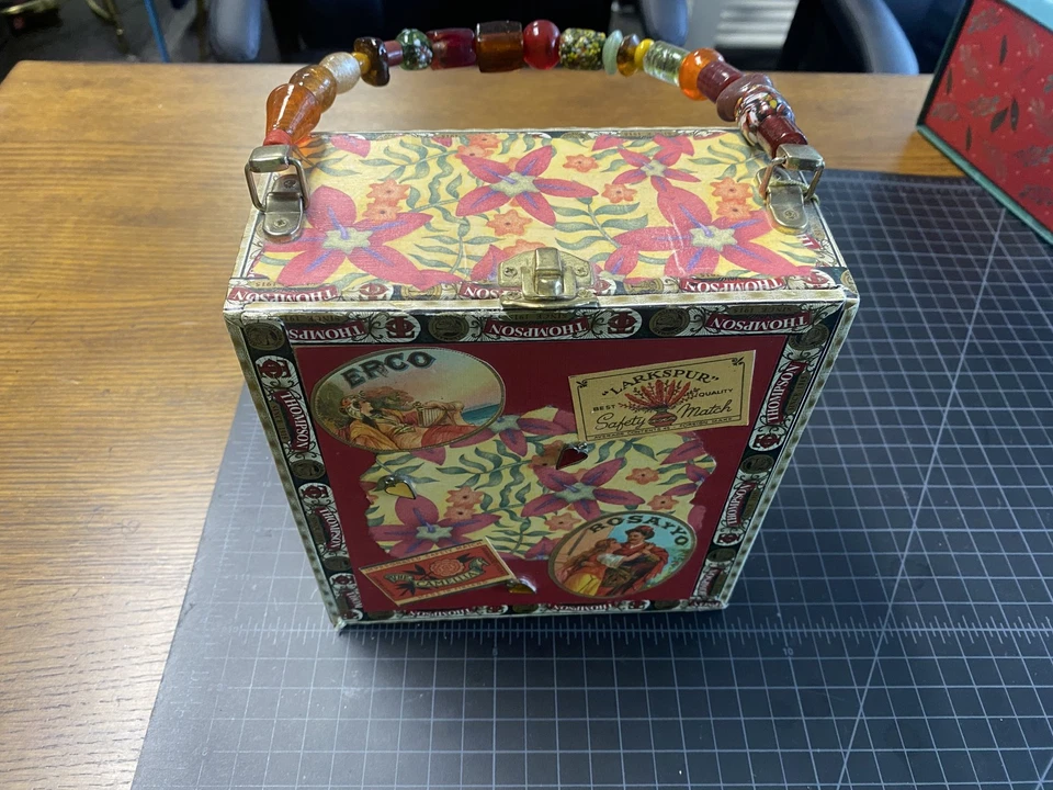 Cartera caja cigarros vintage roja floral decoupage mango con cuentas única Foto 3 de 4