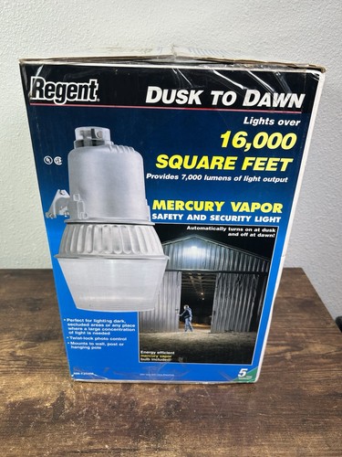Regent Dusk to Dawn Mercury Vapor Safety Light 16,000 Sq Ft Outdoor NH-1204M New - Picture 1 of 10