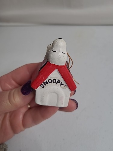 Vintage SNOOPY On Doghouse Peanuts Ceramic Christmas Ornament - Picture 7 of 10