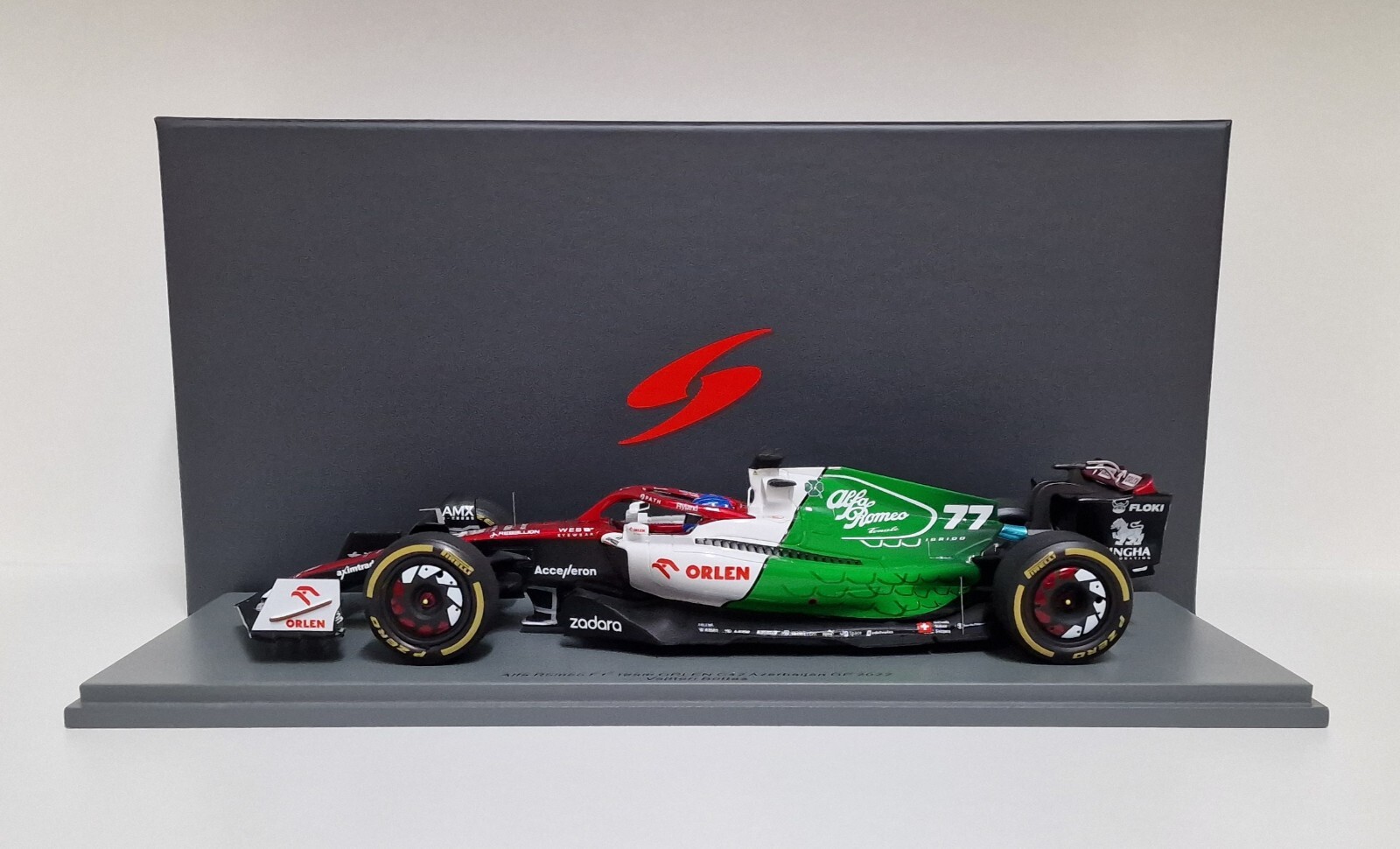 1/18 Spark Red Bull Racing Verstappen 2017 China GP 3rd Model