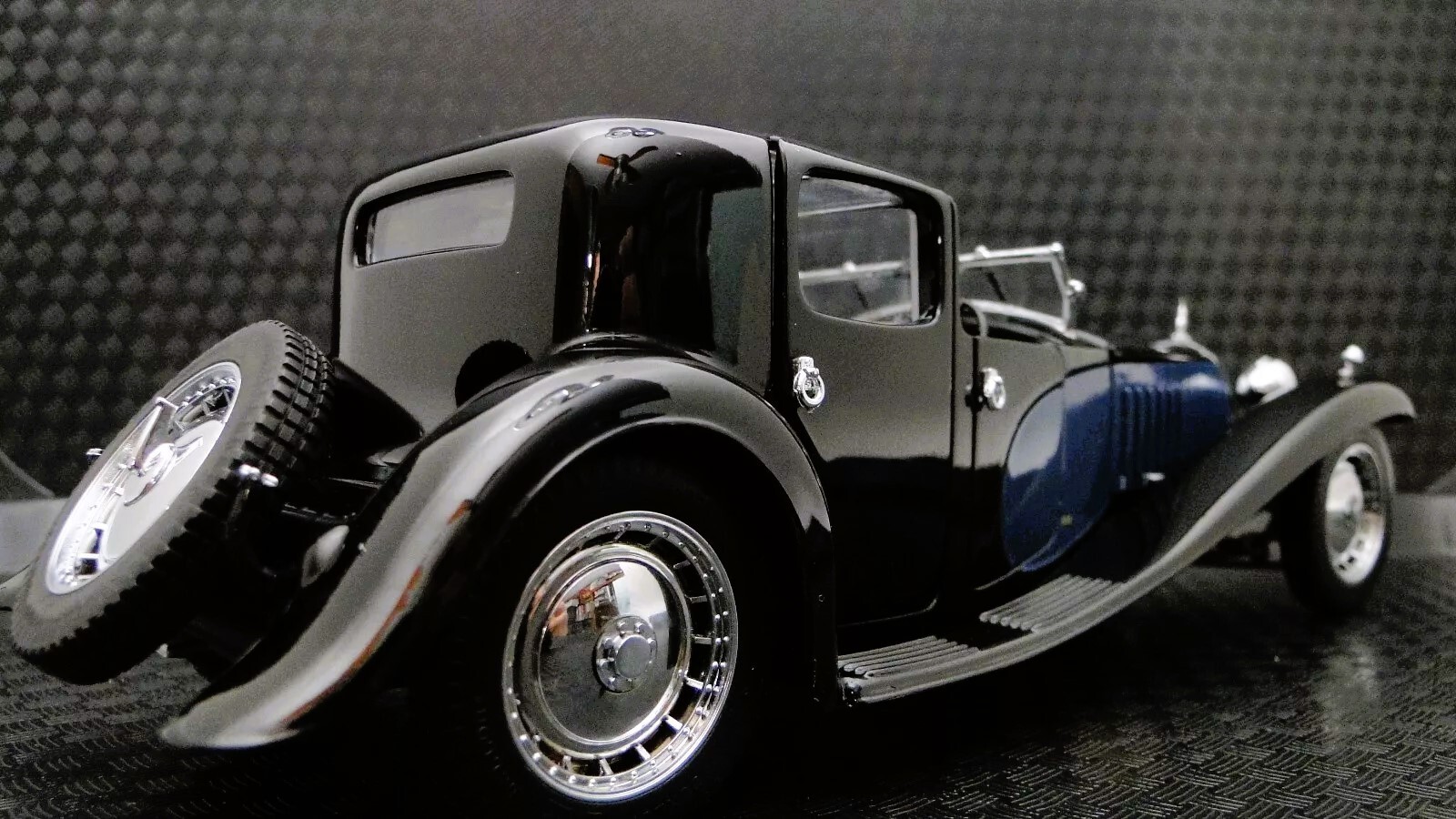 Bugatti with 8Cyl.Engine/Orig.Wheel Rims/Mascot1:24SCALE CUSTOM METAL MODEL