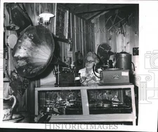 1964 Press Photo Mrs. Mable DeWitt operates phonograph produced by Thomas Edison