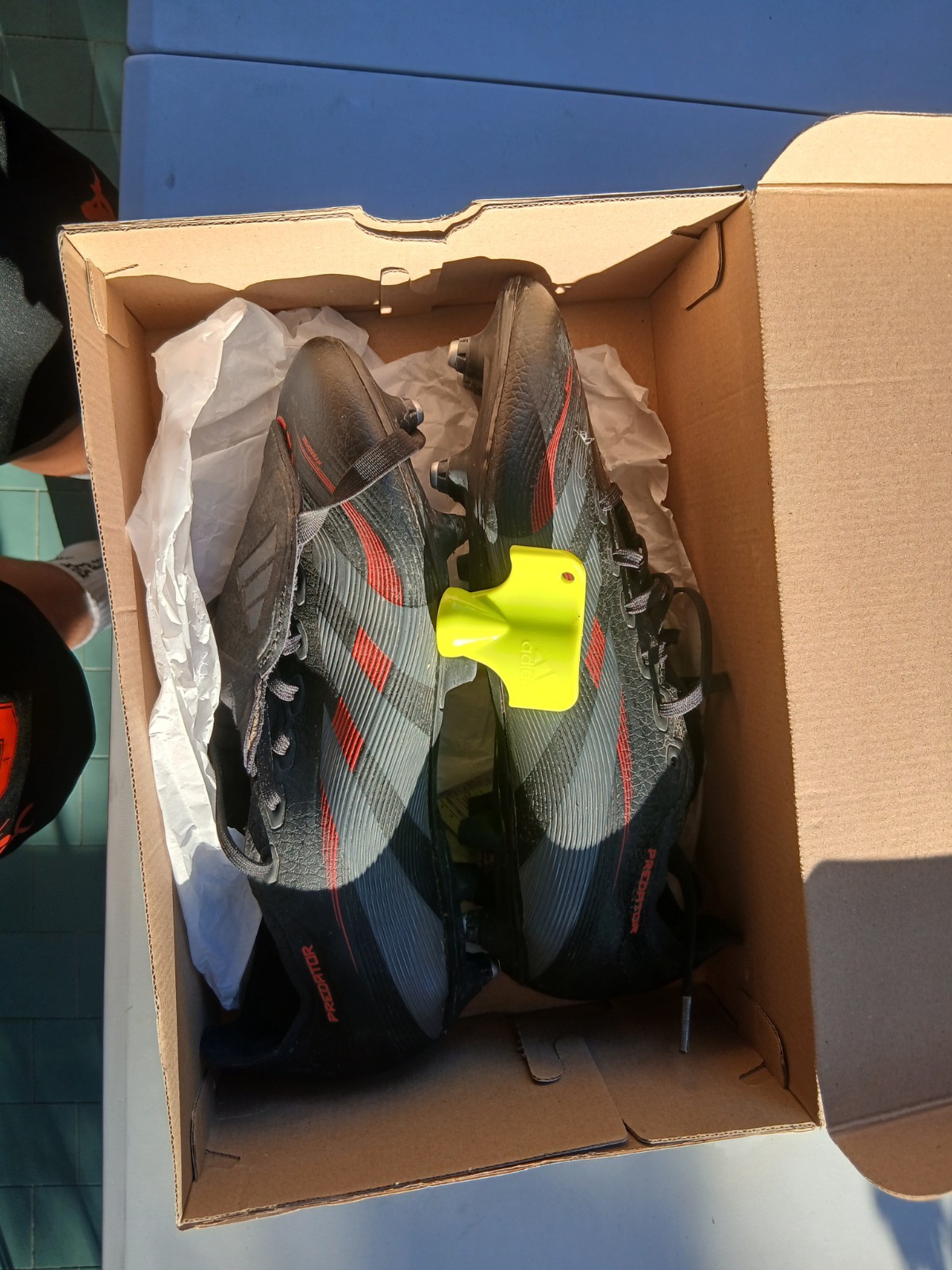 adidas Predator Scarpe da calcio con tacchetti nero/grigio con dettagli rossi