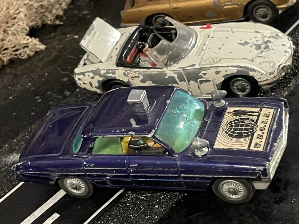 VINTAGE CORGI TOYS MOVIE LOT 3-James Bond 007 Aston Martin, Man From Uncle + - image 2 of 4