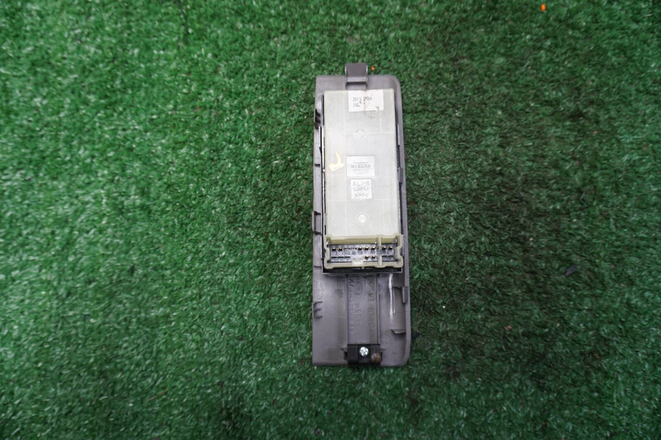 Interruptor de ventana derecha Nissan Armada 2014 OEM 25411ZP00A Foto 3 de 4