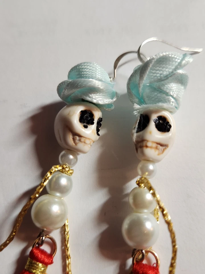 Pendientes colgantes calavera blanca con perlas, borlas rojas, sombrero azul Foto 3 de 4