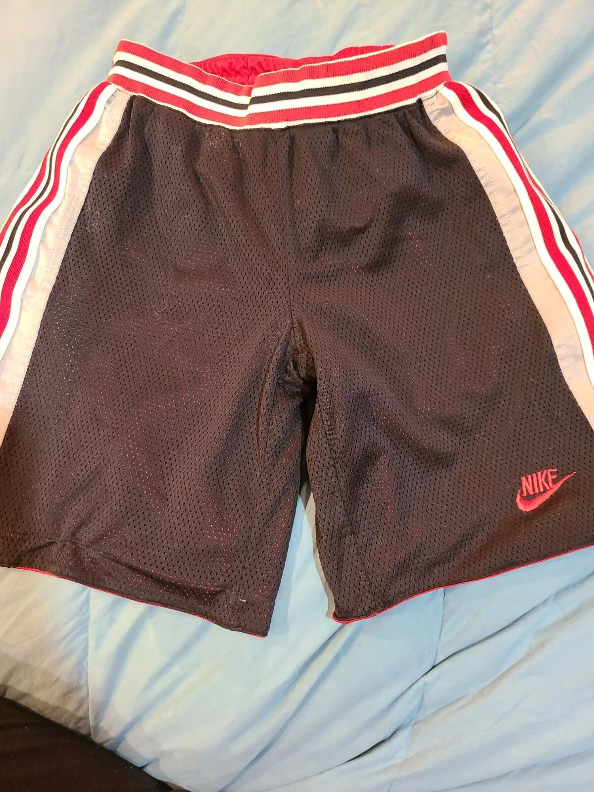 Short réversible Nike Supreme Boys taille S rouge et noir basket ball 