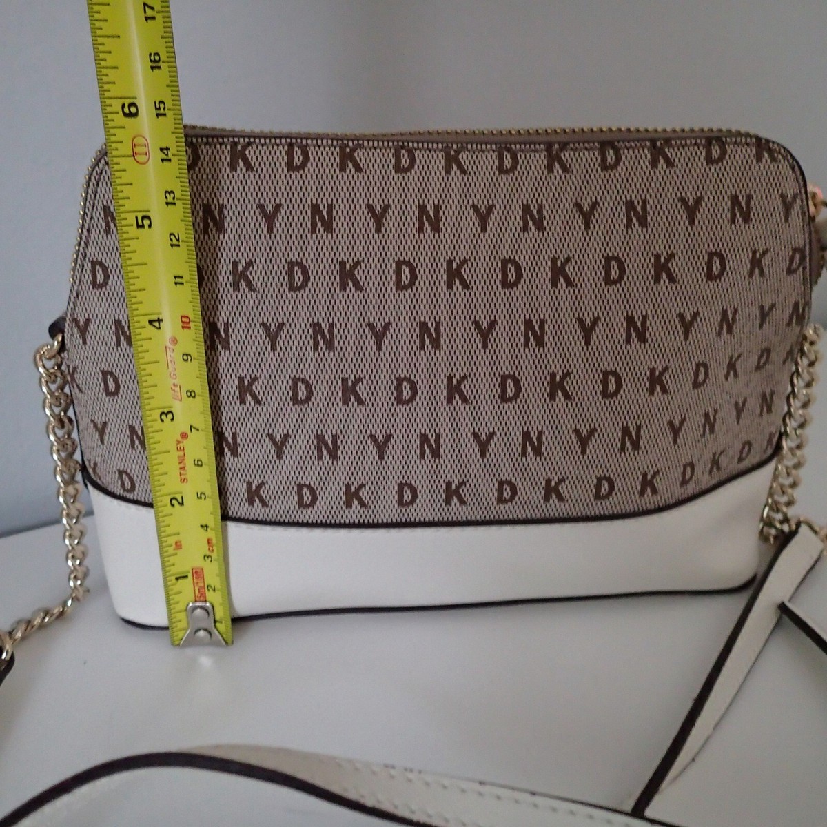 DKNY モノグラムロゴ トップジッパー クロスボディ ユニセックス DKNY Signature Logo Bryant Park Top Zip Shoulder Bag white