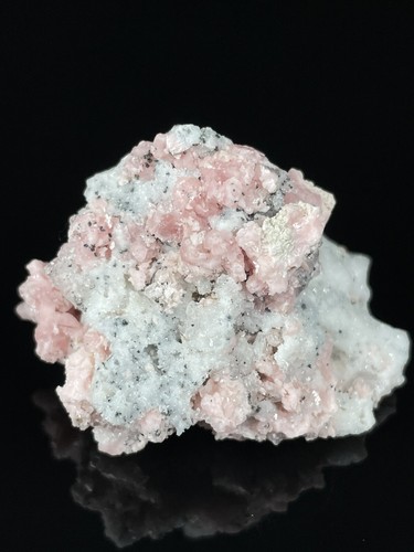 Rhodochrosite, Quartz, Fluorite 30x43x33mm. Colorado