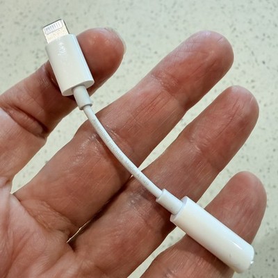 APPLE Lightning to 3.5 mm Headphone Jack Adapter iPhone A1749