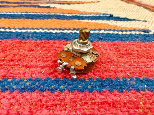 Potenciómetro de eje dividido Fender Stratocaster CTS 250 k 1965-1966 vintage años 60 - Imagen 8 de 8