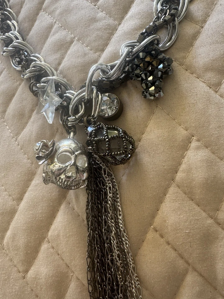 Collar de colección Betsey Johnson Grueso Calavera Dije, Plata Oscura, Ajustable Foto 2 de 4