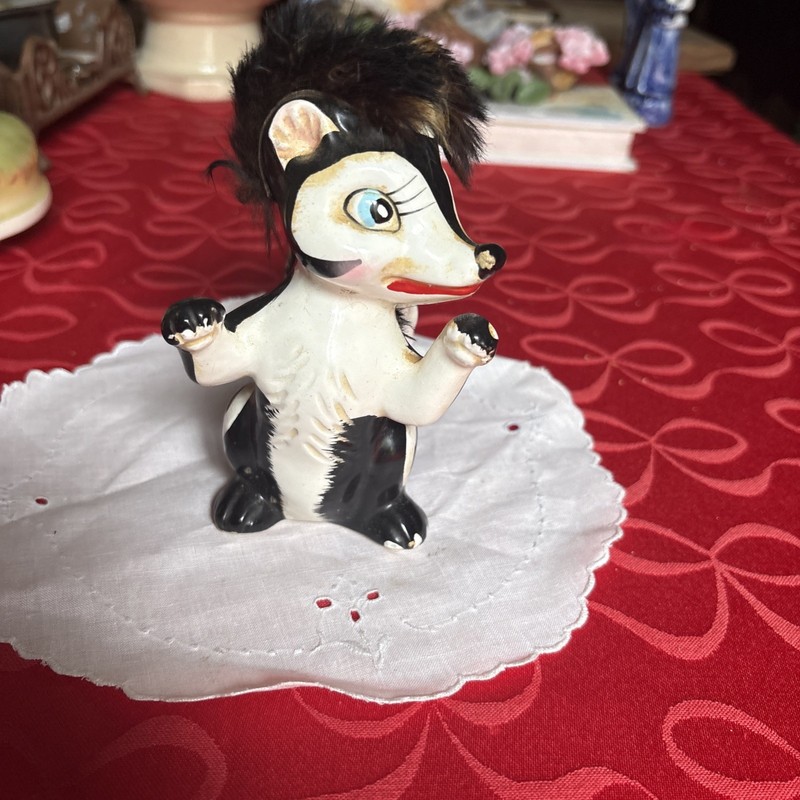 Vintage Cermmic Skunk Fingerine With Fur
