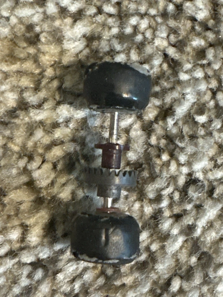 Conjunto de eje trasero vintage HO Slot Car con engranajes y neumáticos - piezas/reparación Foto 2 de 2