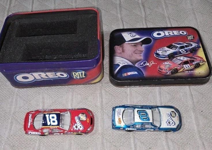 Juego de hojalata coleccionable de 2 coches Action escala 1:64 Dale Earnhardt Jr. Oreo/Ritz Foto 3 de 4