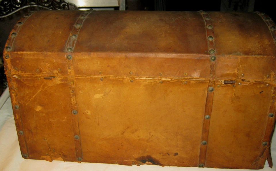 ANTIGUO ESTADOS UNIDOS PRIMITIVO PAÍS AMERICANO CÚPULA MADERA COFRE TRONCO HIERRO LATÓN HERRAJES Foto 4 de 4