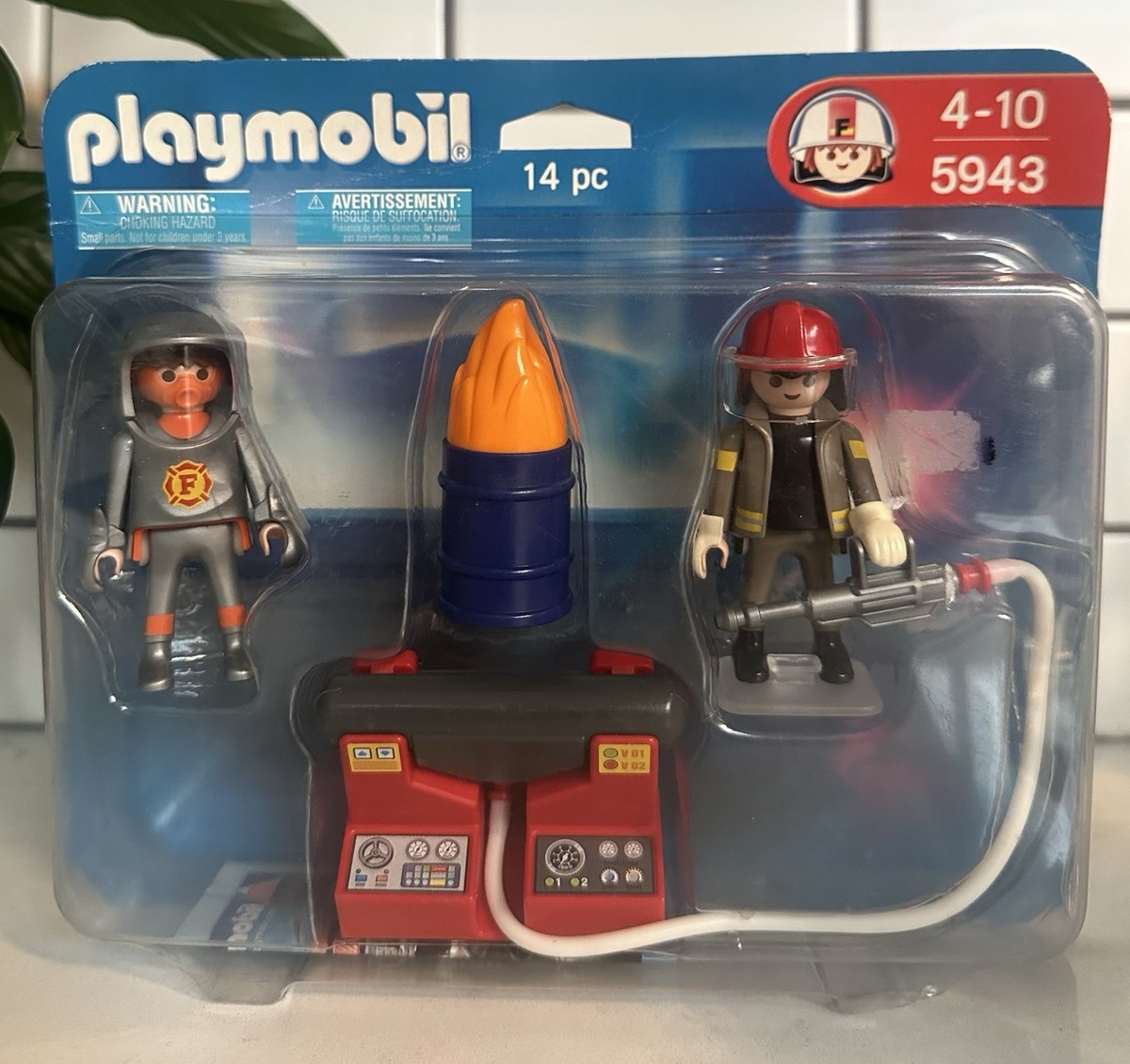 （オランダ限定品）Playmobil プレイモービル TNT配達員 Playmobil 5943 Deluxe Hazmat Firefighters Flaming Barrel - Brand