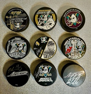DUCKS AUTO PUCKS LOT CARNEY-ILYA-BRENT-KROG -SAUER -RUCCHIN -9Total KARIYA-NON