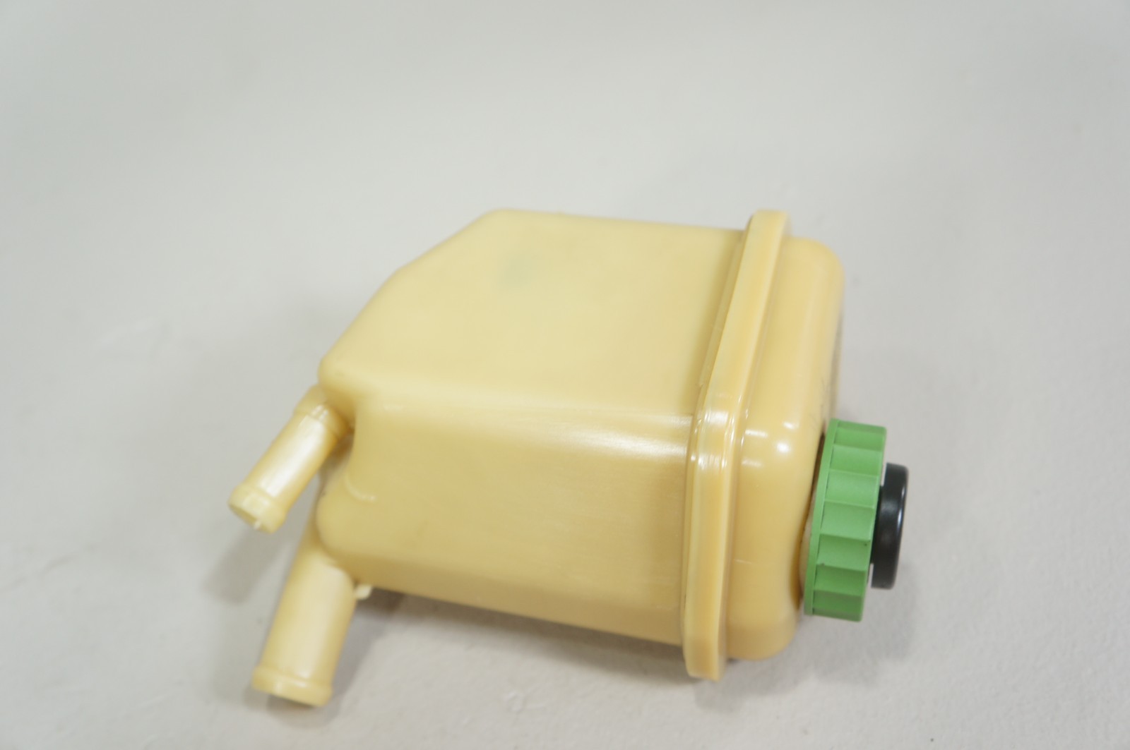 03-2007 vw touareg porsche cayenne power steering pump reservoir tank 7L0422371C