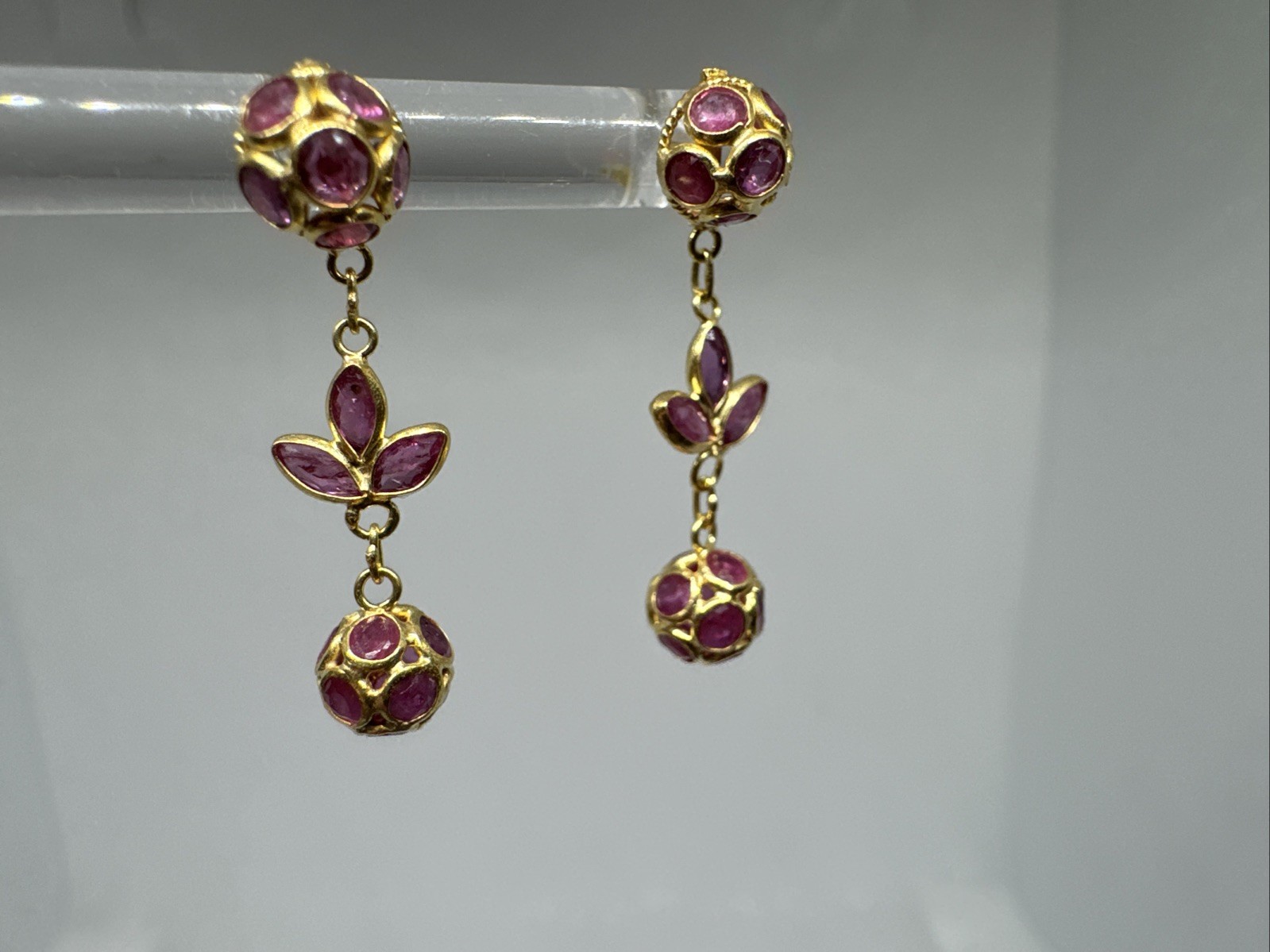 Gorgeous 18k Solid Yellow Gold Ruby Filigree Dang… - image 2