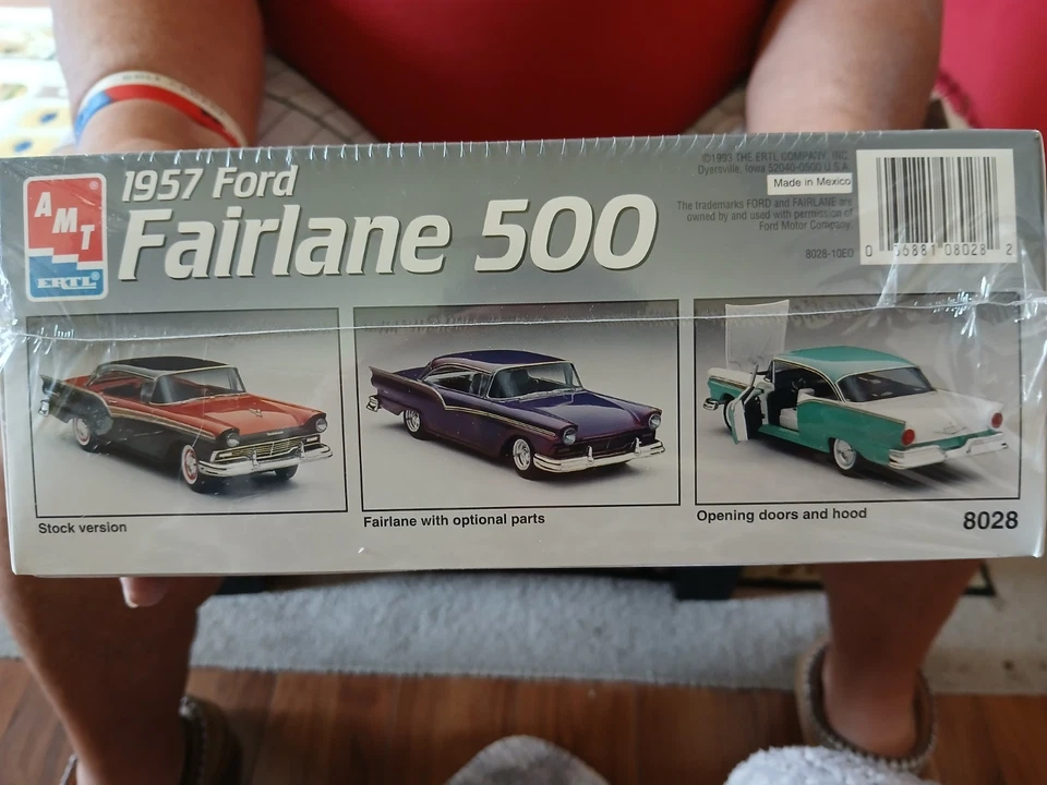 New Sealed 1/25 " 1957 FORD FAIRLANE 500 " 2 n 1 options AMT/ERTL Model # 8028 - Image 4 of 4