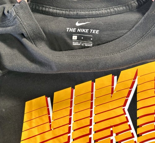 🚨Retro The Nike Camiseta Dorada, Roja, Blanca Logotipo en Rebanadas Camiseta Negra Para Hombre Talla-L - Imagen 3 de 3
