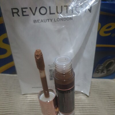 Makeup Revolution Conceal & Define XL Concealer – Lang Haltend, Deckend, In C1