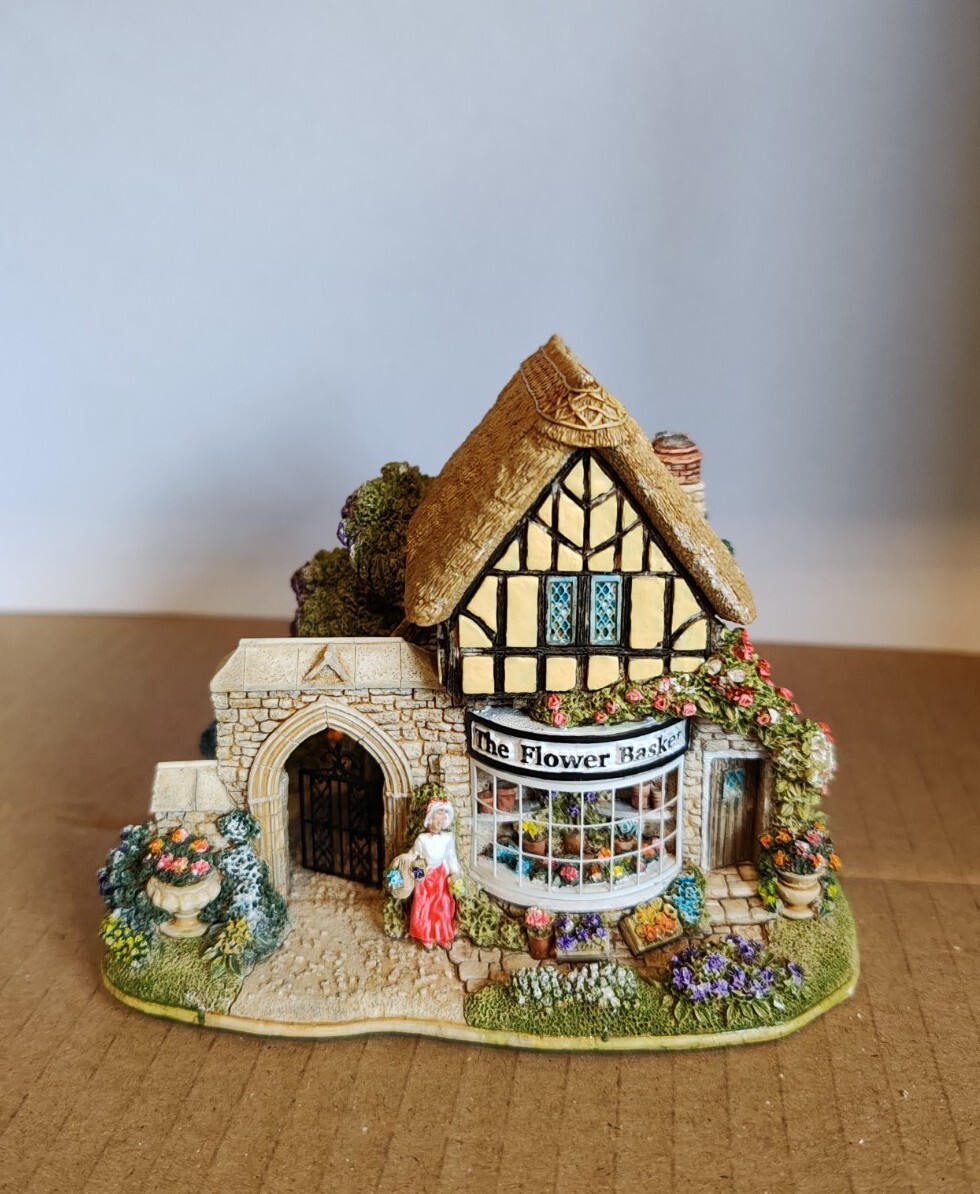 Lilliput Lane - The Flower Basket Lilliput Lane - The Flower Basket