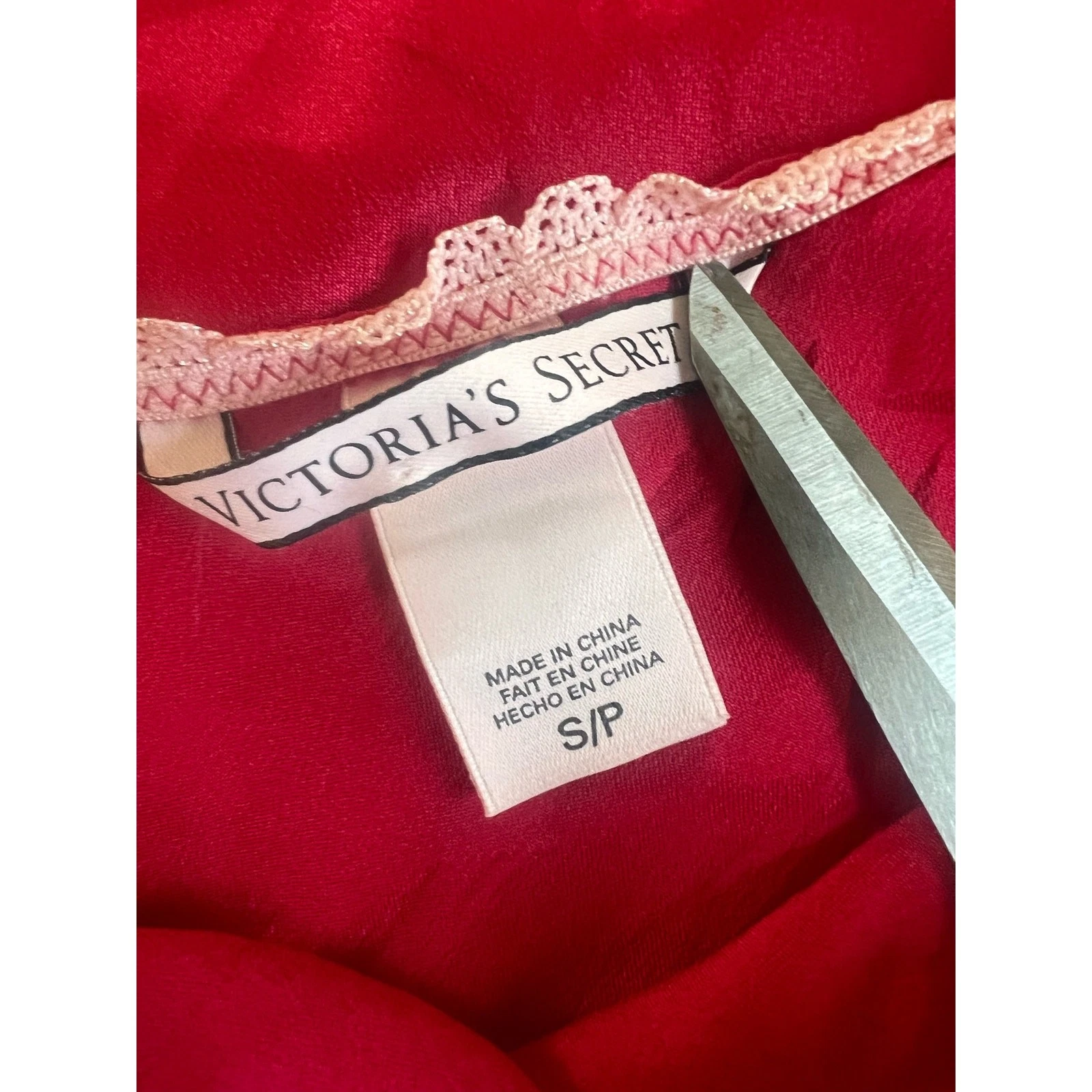UNDERCOVER Abito slip rosso Victoria's Secret con orlo in pizzo rosa chiaro e spacco