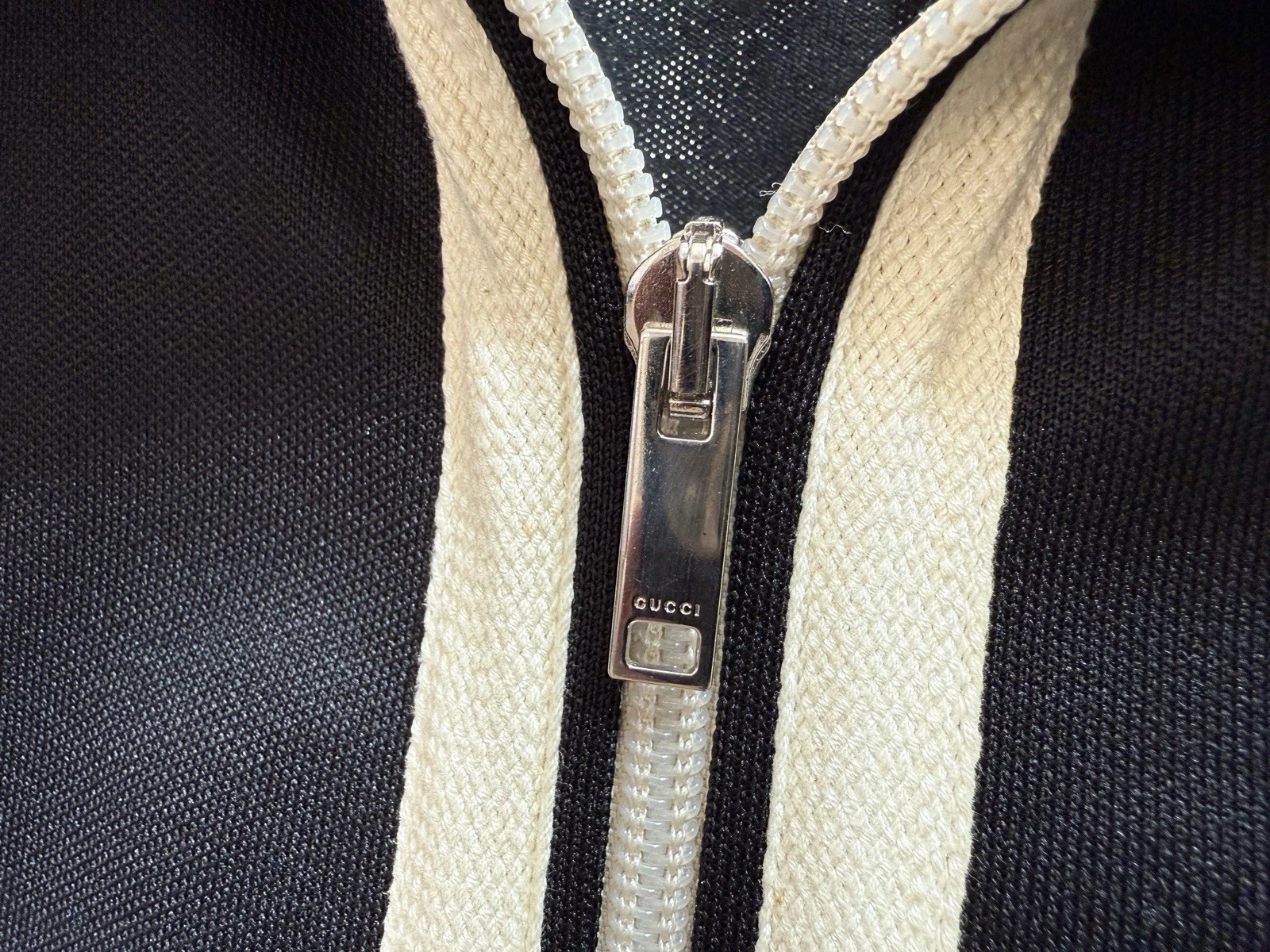 Giacca da pista Gucci nuova ad incastro nera GG Stripe riflettente. Taglia S