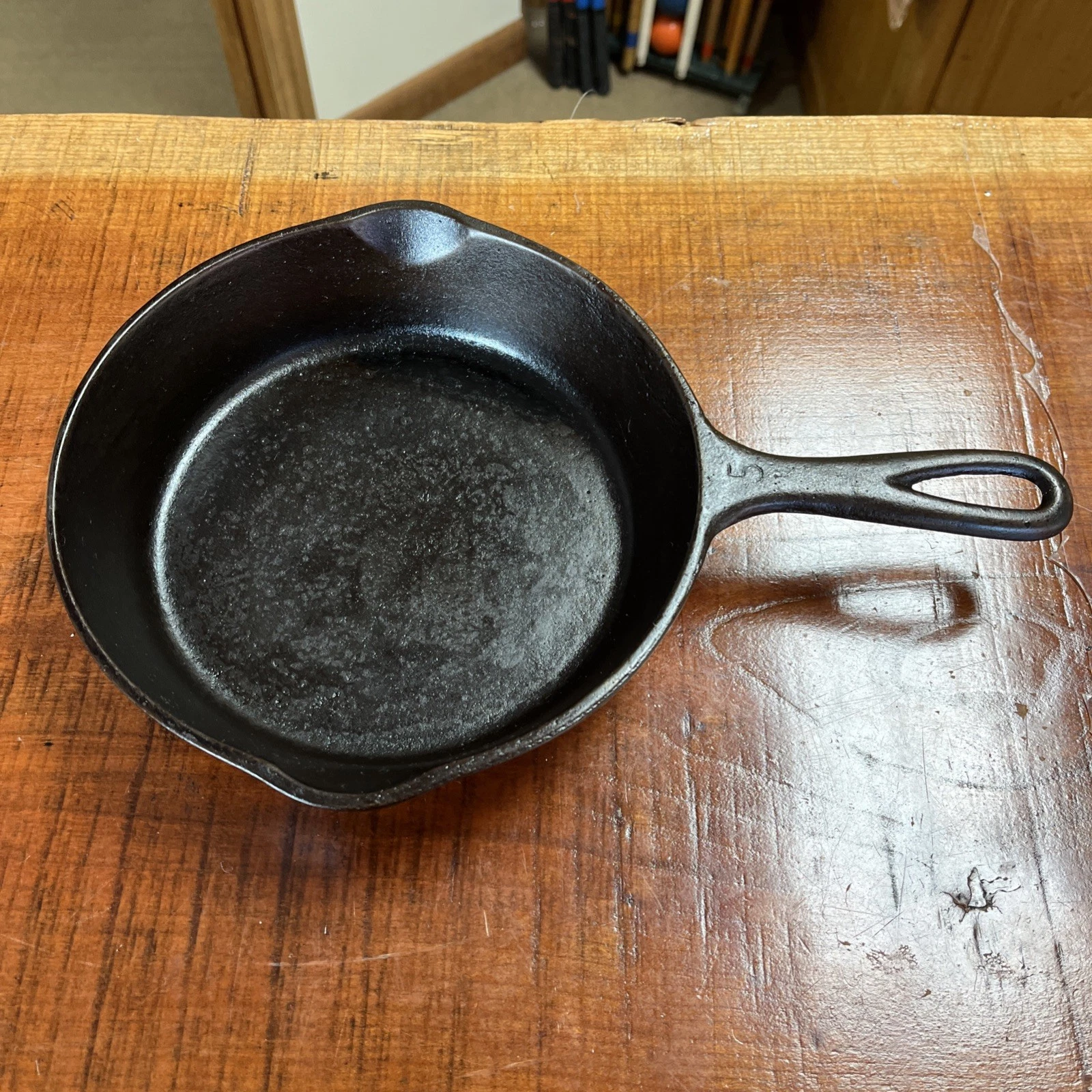 Vintage Unmarked No. 5 Cast Iron 8" Skillet