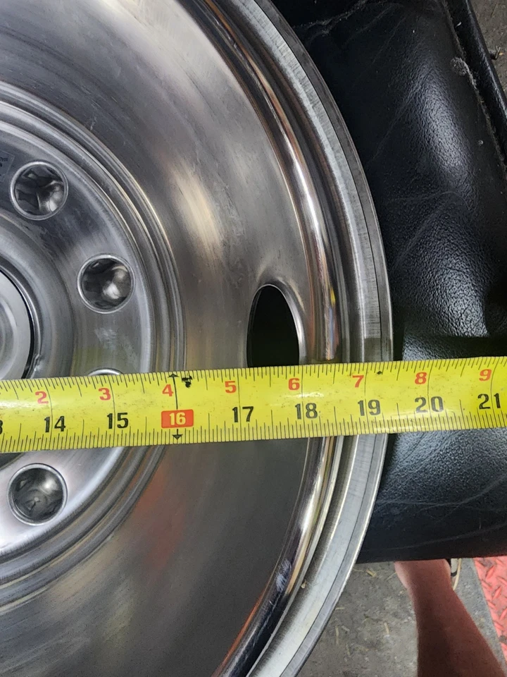 Freightliner/Arcadia 19.5 前轮盖 — 第 4/4 张图片