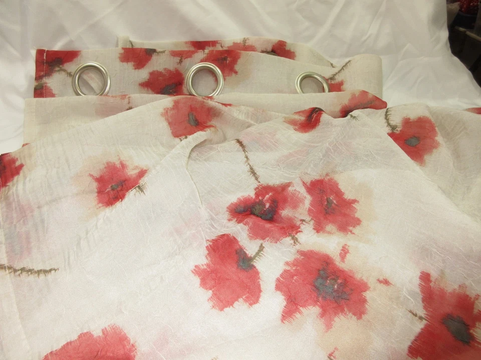 Juego de 4 paneles con ojal transparente estampado floral flores rojas/blanco 40X84" Foto 3 de 4