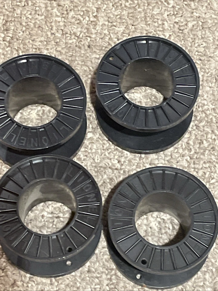 12 Used Lionel O-Gauge Gondola / Flat Car Empty Coil Cable Reels - Image 3 of 3