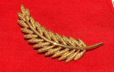 VINTAGE MONET Signed Gold Tone Textured Feather Brooch Pin Leaf Estate Jewelry