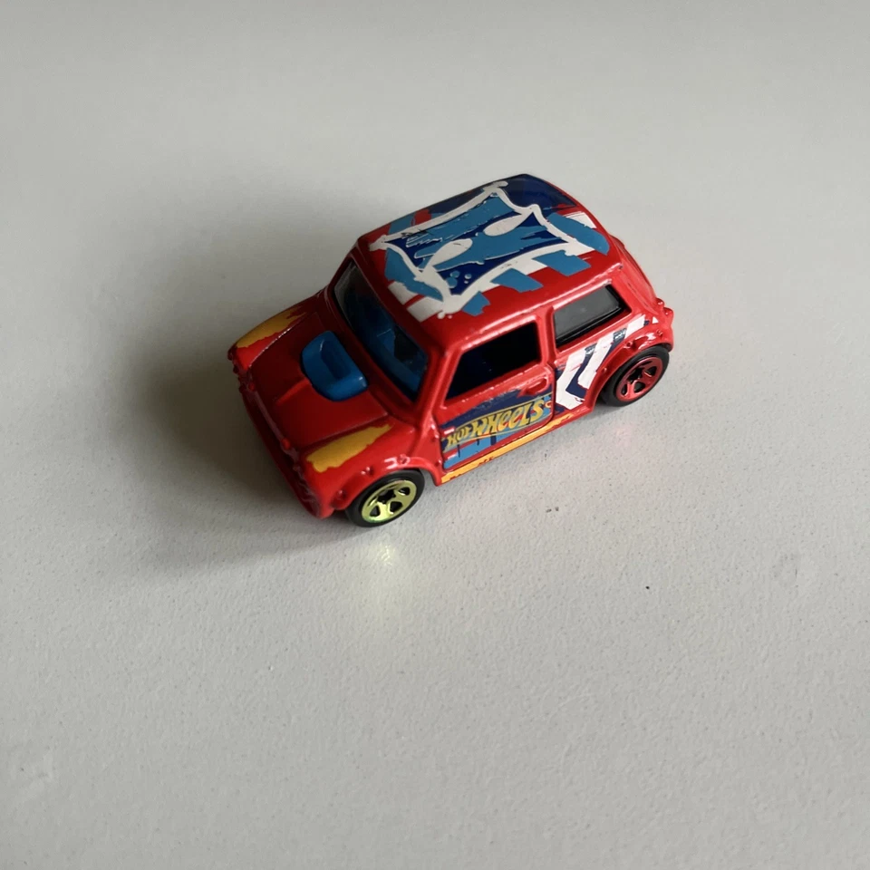 Hot Wheels Art Cars Morris Mini 2014 rojo 1:64 diecast coche de 2 1/8" con azul y amarillo Foto 2 de 4